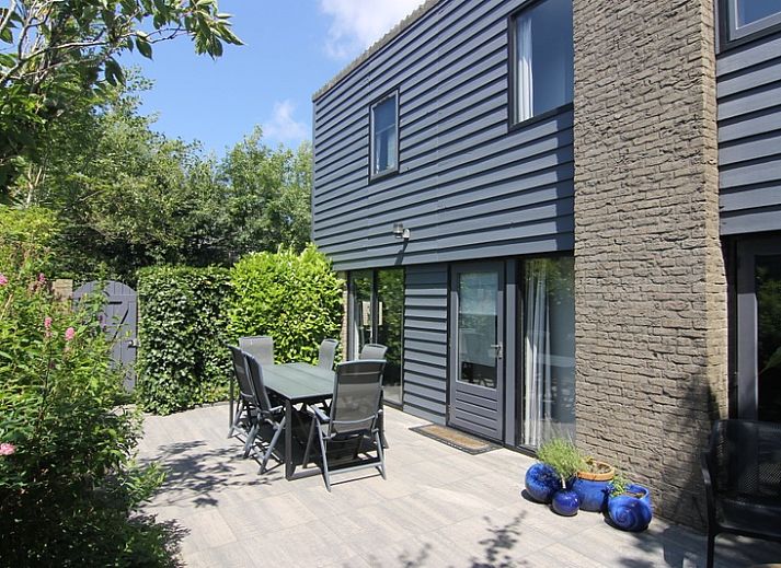 Vakantiehuis A 359 in De Cocksdorp, Texel, biedt een charmante buitenkant omgeven door groene natuur op de Waddeneilanden.