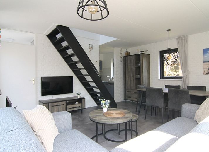 Vakantiehuis A 359 in De Cocksdorp, Texel, biedt een charmante buitenkant omgeven door groene natuur op de Waddeneilanden.