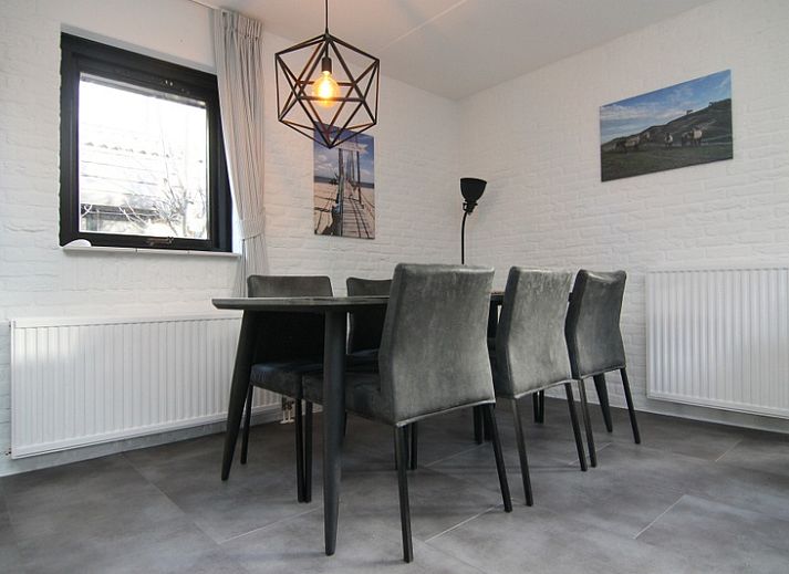 Vakantiehuis A 359 in De Cocksdorp, Texel biedt een serene buitenruimte met groene omgeving en uitnodigend terras op de Waddeneilanden.