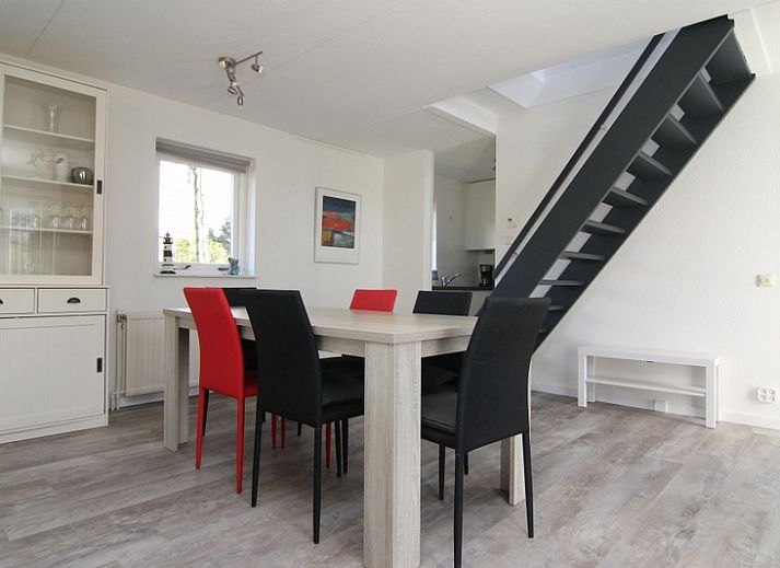 Vakantiehuis A 217 in De Cocksdorp, Texel, biedt een serene tuin en moderne architectuur op de Waddeneilanden.