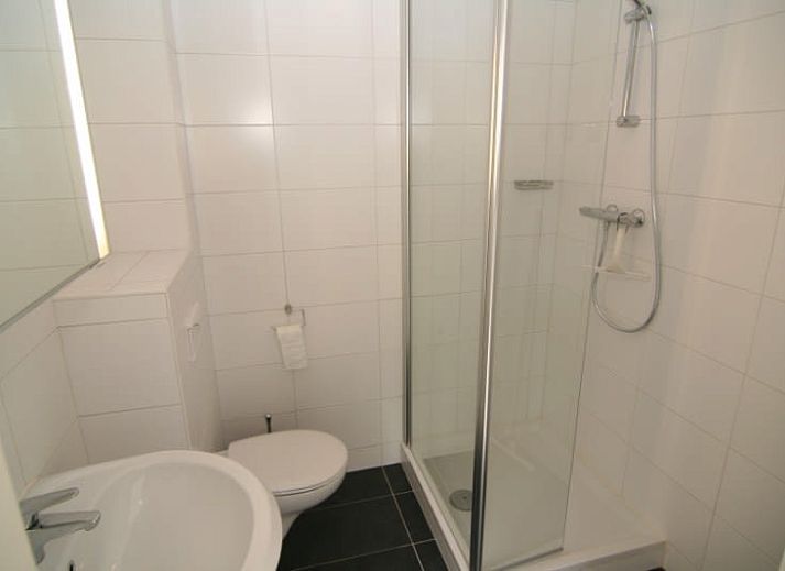 Vakantiehuis A 217 in De Cocksdorp, Texel, biedt een serene tuin en moderne architectuur op de Waddeneilanden.