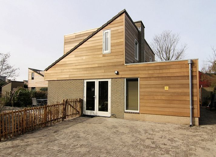 Vacation home A 075 in De Cocksdorp, Texel: modern vacation home with wooden facade and spacious outdoor area on the Wadden Islands.