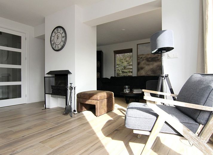 Vacation home A 075 in De Cocksdorp, Texel: modern vacation home with wooden facade and spacious outdoor area on the Wadden Islands.