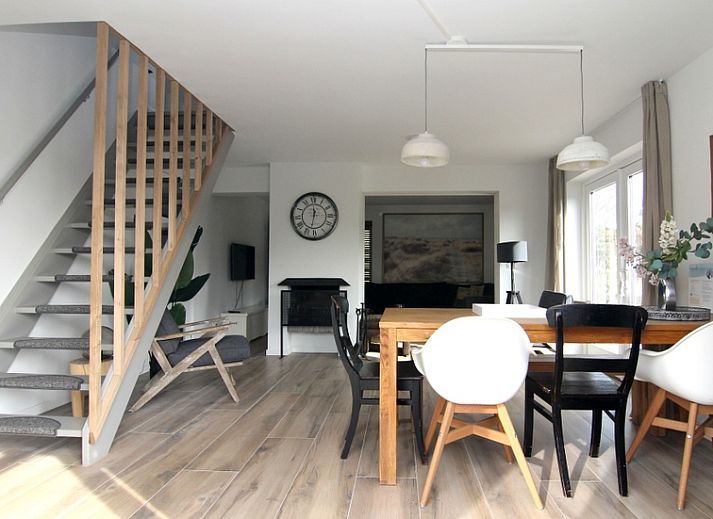 Vacation home A 075 in De Cocksdorp, Texel: modern vacation home with wooden facade and spacious outdoor area on the Wadden Islands.