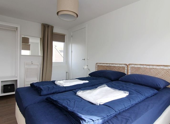 Cozy living room of Holiday home A 075 in De Cocksdorp, Texel, with comfortable seating area and nature decor for a relaxing stay.