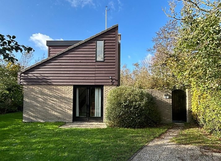 Vakantiehuis A 051 in De Cocksdorp, Texel, omgeven door groene natuur en een zonnige tuin, perfect voor een ontspannen verblijf op de Waddeneilanden.
