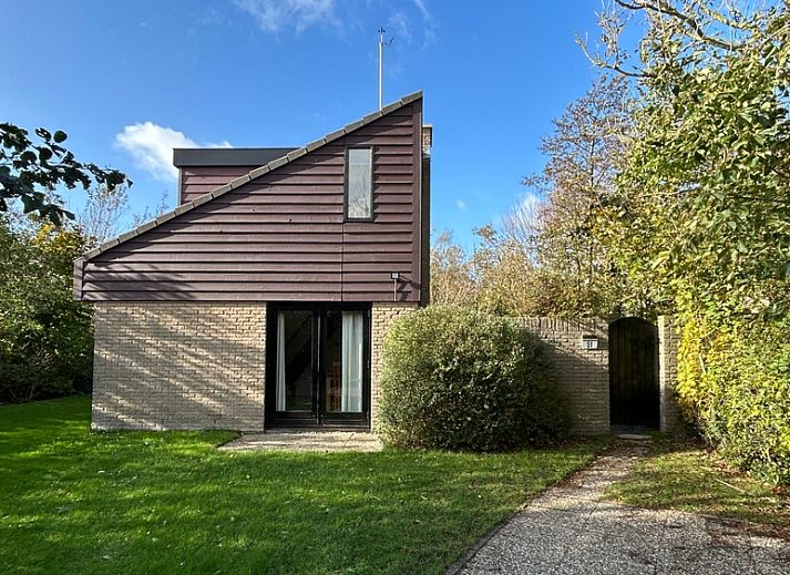 Vakantiehuis A 051 in De Cocksdorp, Texel, omgeven door groene natuur en een zonnige tuin, perfect voor een ontspannen verblijf op de Waddeneilanden.