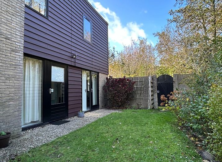 Vakantiehuis A 051 in De Cocksdorp, Texel, omgeven door groene natuur en een zonnige tuin, perfect voor een ontspannen verblijf op de Waddeneilanden.