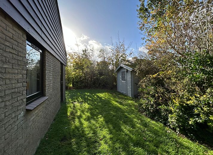Vakantiehuis A 051 in De Cocksdorp, Texel, omgeven door groene natuur en een zonnige tuin, perfect voor een ontspannen verblijf op de Waddeneilanden.