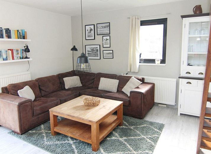 Vakantiehuis A 051 in De Cocksdorp, Texel, omgeven door groene natuur en een zonnige tuin, perfect voor een ontspannen verblijf op de Waddeneilanden.