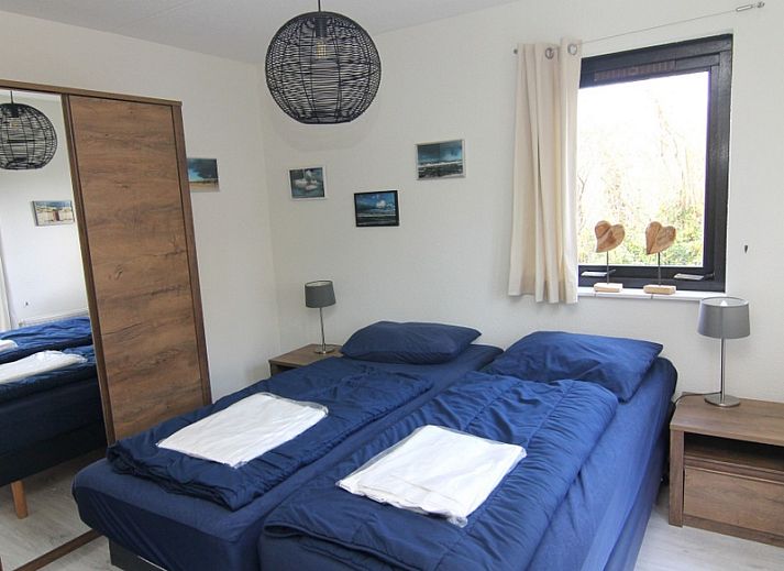 Vakantiehuis A 051 in De Cocksdorp, Texel, biedt een serene ontsnapping met een prachtig omgeven tuin en moderne architectuur.