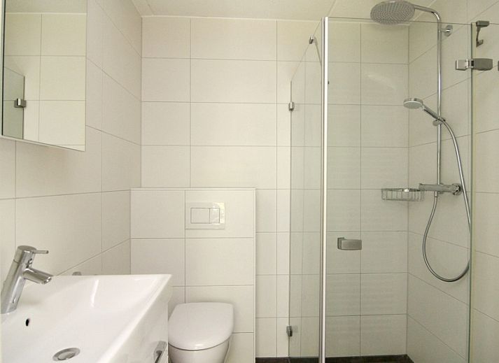 Vakantiehuis A 051 in De Cocksdorp, Texel, biedt een serene ontsnapping met een prachtig omgeven tuin en moderne architectuur.