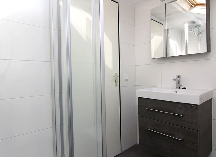 Vakantiehuis A 051 in De Cocksdorp, Texel biedt een serene tuinomgeving met een uitnodigende buitenruimte voor ontspanning op de Waddeneilanden.