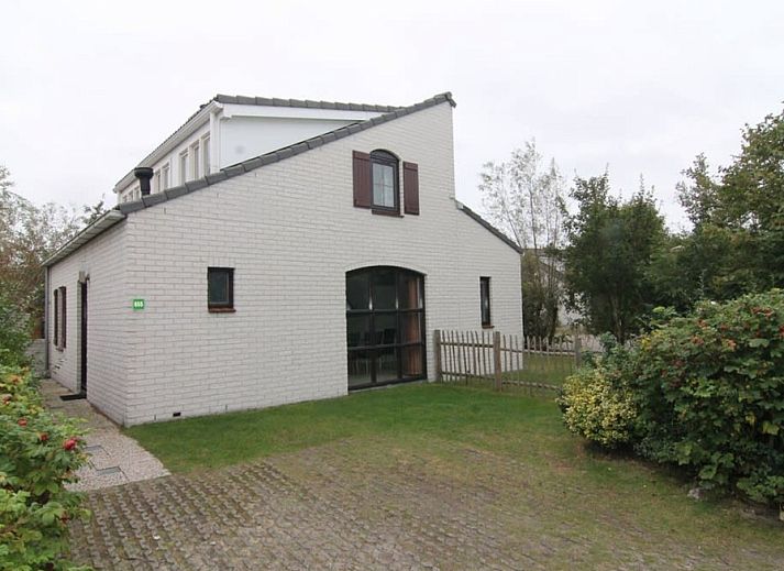Vakantiehuis E 655 in De Cocksdorp, Texel biedt een charmante buitenkant met tuin en groene omgeving, ideaal voor een ontspannen verblijf.