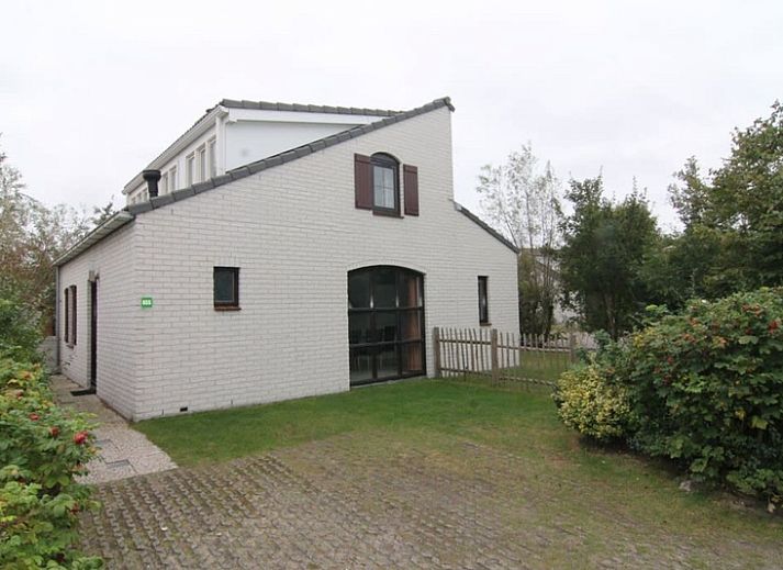 Vakantiehuis E 655 in De Cocksdorp, Texel biedt een charmante buitenkant met tuin en groene omgeving, ideaal voor een ontspannen verblijf.