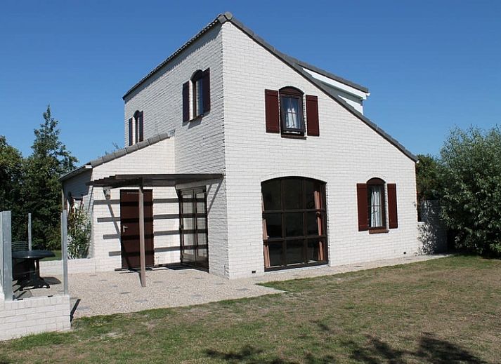 Vakantiehuis E 655 in De Cocksdorp, Texel biedt een charmante buitenkant met tuin en groene omgeving, ideaal voor een ontspannen verblijf.