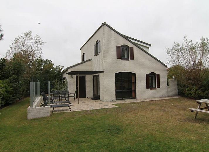 Vakantiehuis E 655 in De Cocksdorp, Texel biedt een charmante buitenkant met tuin en groene omgeving, ideaal voor een ontspannen verblijf.