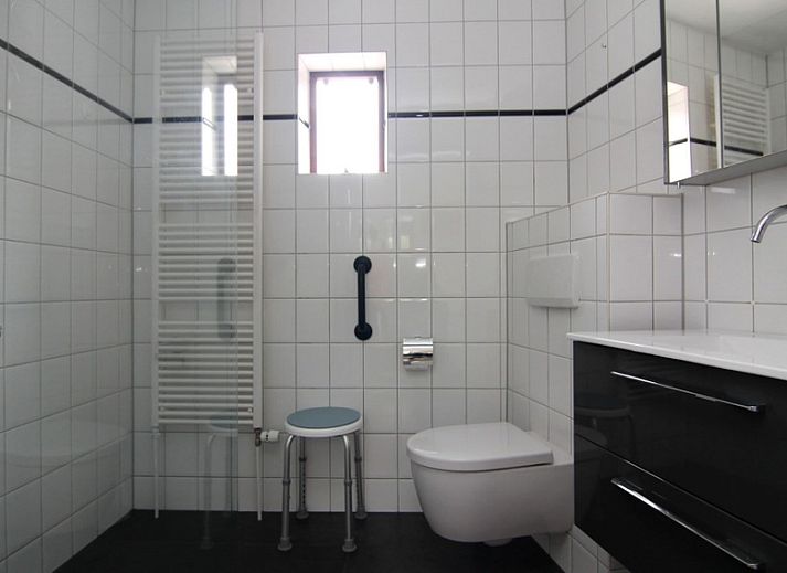 Ferienhaus D 657 in De Cocksdorp, Texel, umgeben von ueppiger Natur und einem sonnigen Garten, ideal fuer einen erholsamen Aufenthalt auf den Watteninseln.