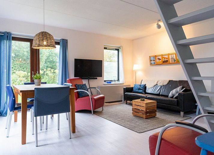 Das Ferienhaus B 043 in De Cocksdorp, Texel, bietet einen ruhigen Garten und eine moderne Architektur fuer einen erholsamen Aufenthalt auf den Watteninseln.