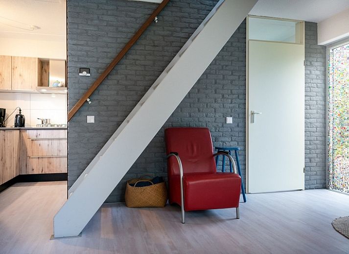 Das Ferienhaus B 043 in De Cocksdorp, Texel, bietet eine ruhige Gartenumgebung mit moderner Architektur auf den Watteninseln.