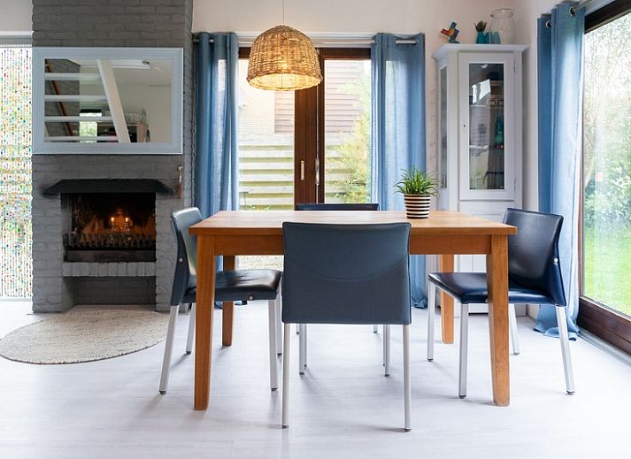 Das Ferienhaus B 043 in De Cocksdorp, Texel, bietet eine ruhige Gartenumgebung mit moderner Architektur auf den Watteninseln.