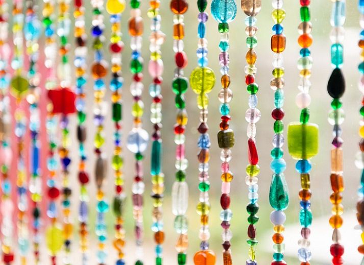 Das Ferienhaus B 043 in De Cocksdorp, Texel, bietet eine ruhige Gartenumgebung mit moderner Architektur auf den Watteninseln.