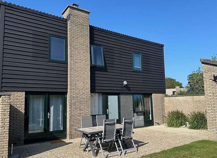 Vakantiehuis C 077 in De Cocksdorp, Texel, met zonnig terras en moderne architectuur, ideaal voor een ontspannen verblijf op de Waddeneilanden.