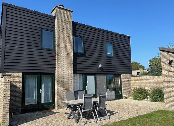 Vakantiehuis C 077 in De Cocksdorp, Texel, met zonnig terras en moderne architectuur, ideaal voor een ontspannen verblijf op de Waddeneilanden.