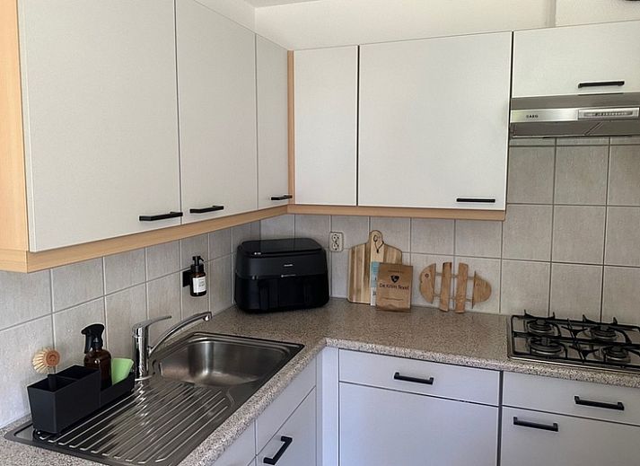 Vakantiehuis C 077 in De Cocksdorp, Texel, biedt een charmante buitenkant met ruime tuin, perfect voor een ontspannen verblijf op de Waddeneilanden.