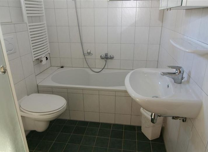 Vakantiehuis C 077 in De Cocksdorp, Texel, biedt een charmante buitenkant met ruime tuin, perfect voor een ontspannen verblijf op de Waddeneilanden.