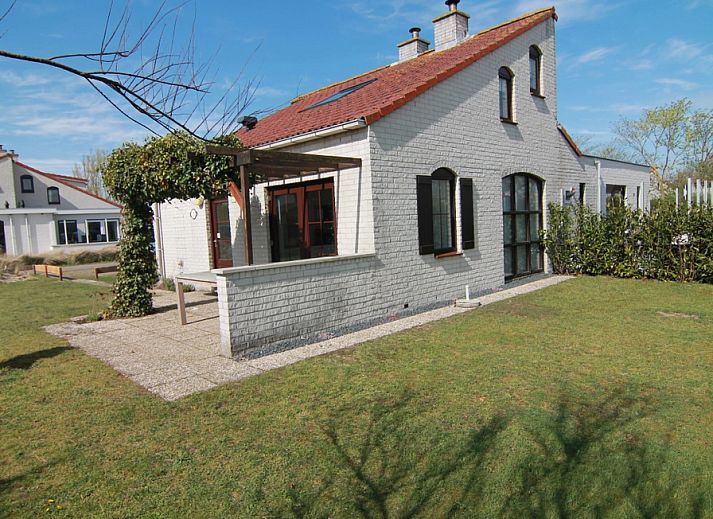 Vakantiehuis D 475 in De Cocksdorp, Texel biedt een charmante buitenruimte met terras en groene tuin, ideaal voor ontspanning op de Waddeneilanden.