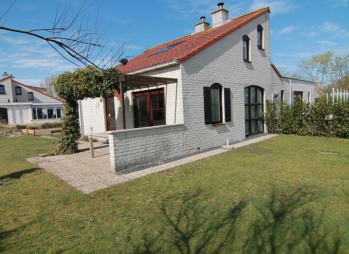 Vakantiehuis D 475 in De Cocksdorp, Texel biedt een charmante buitenruimte met terras en groene tuin, ideaal voor ontspanning op de Waddeneilanden.