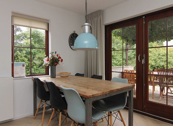 Vakantiehuis D 475 in De Cocksdorp, Texel biedt een charmante buitenruimte met terras en groene tuin, ideaal voor ontspanning op de Waddeneilanden.