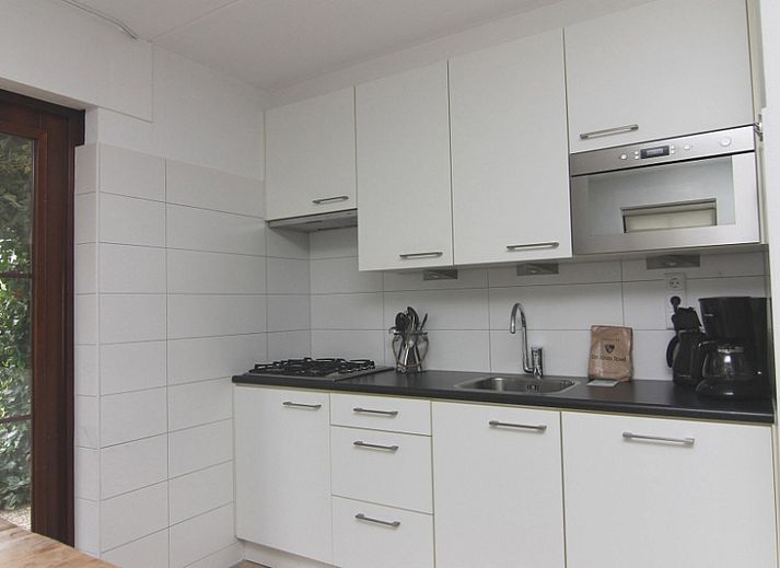 Vakantiehuis D 475 in De Cocksdorp, Texel, biedt een ruim verblijf met zonnige tuin en terras, ideaal voor een ontspannen vakantie op de Waddeneilanden.