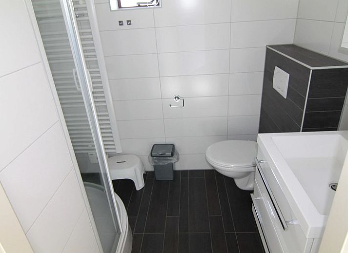 Vakantiehuis D 475 in De Cocksdorp, Texel, biedt een ruim verblijf met zonnige tuin en terras, ideaal voor een ontspannen vakantie op de Waddeneilanden.