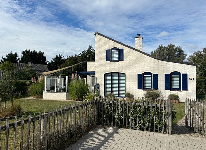 Vakantiehuis F 471 in De Cocksdorp, Texel biedt een charmante buitenzijde met ruime tuin en terras, ideaal voor een ontspannen eilandverblijf.