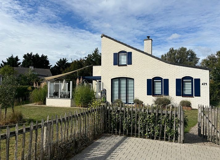 Vakantiehuis F 471 in De Cocksdorp, Texel biedt een charmante buitenzijde met ruime tuin en terras, ideaal voor een ontspannen eilandverblijf.
