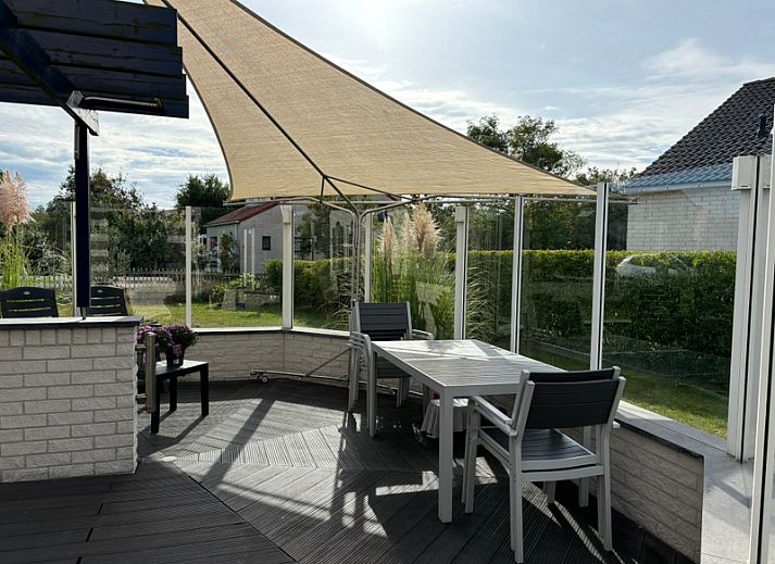 Vakantiehuis F 471 in De Cocksdorp, Texel biedt een charmante buitenzijde met ruime tuin en terras, ideaal voor een ontspannen eilandverblijf.