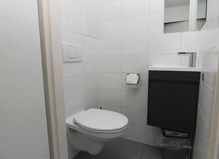 Ontspan in de tuin van Vakantiehuis F 471 in De Cocksdorp, Texel. Geniet van het terras en de speeltuin in de rustige omgeving van de Waddeneilanden.