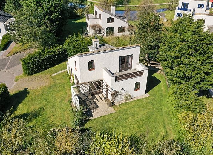 Luchtfoto van Vakantiehuis F 569 in De Cocksdorp, Texel. Dit vakantiehuis biedt een ruim terras en groene omgeving op de Waddeneilanden.