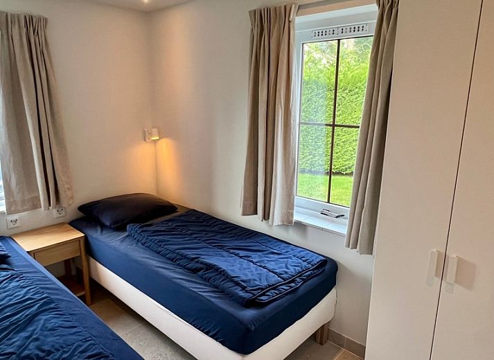 Vakantiehuis F 569 in De Cocksdorp, Texel, biedt een charmante buitenruimte met groene omgeving en uitnodigend terras.