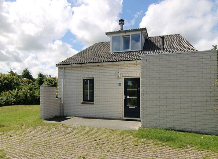Vakantiehuis F 808 in De Cocksdorp, Texel biedt rustieke charme met een uitnodigende gevel te midden van de prachtige Waddeneilanden.