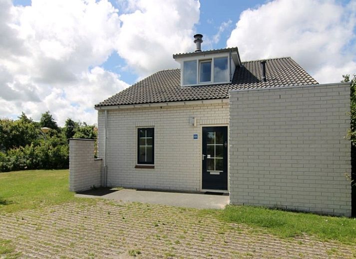 Vakantiehuis F 808 in De Cocksdorp, Texel biedt rustieke charme met een uitnodigende gevel te midden van de prachtige Waddeneilanden.