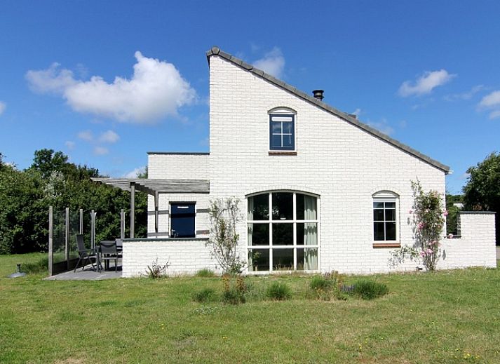 Vakantiehuis F 808 in De Cocksdorp, Texel biedt rustieke charme met een uitnodigende gevel te midden van de prachtige Waddeneilanden.