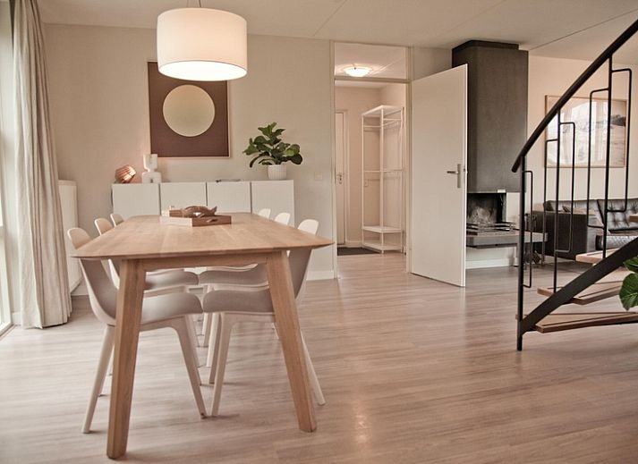 Vakantiehuis F 808 in De Cocksdorp, Texel, omgeven door groene natuur en een zonnige veranda, ideaal voor een ontspannen verblijf op de Waddeneilanden.