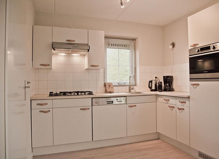 Vakantiehuis F 808 in De Cocksdorp, Texel, omgeven door groene natuur en een zonnige veranda, ideaal voor een ontspannen verblijf op de Waddeneilanden.