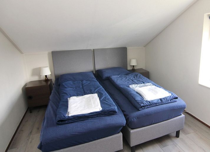 Vakantiehuis F 808 in De Cocksdorp, Texel, omgeven door groene natuur en een zonnige veranda, ideaal voor een ontspannen verblijf op de Waddeneilanden.