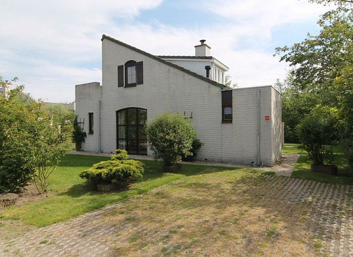 Vakantiehuis F 575 in De Cocksdorp, Texel, biedt een charmante buitenkant met groene tuin en rustige omgeving op de Waddeneilanden.