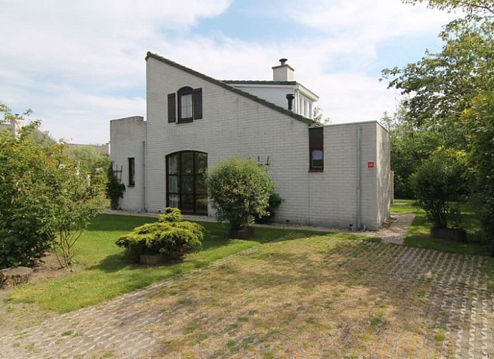 Vakantiehuis F 575 in De Cocksdorp, Texel, biedt een charmante buitenkant met groene tuin en rustige omgeving op de Waddeneilanden.