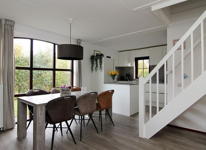 Vakantiehuis F 575 in De Cocksdorp, Texel biedt een charmante buitenruimte met groene tuin en uitnodigende natuur.